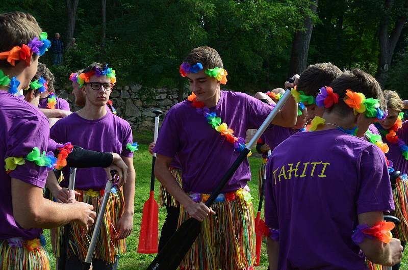 Okolí řeky Dyje ve Znojmě u Louckého kláštera žilo festivalem dračích lodí.