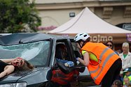 Simulovaná dopravní nehoda byla součástí akce nazvané Den bez úrazu. Podílí se na ní každoročně kromě záchranářů, hasičů a policistů i znojemská zdravotnická škola.