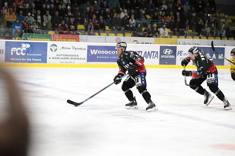 Znojemští hokejisté (v černém) odehráli v neděli první domácí utkání před zraky několika tisíc diváků. Hostili tým Vídně.