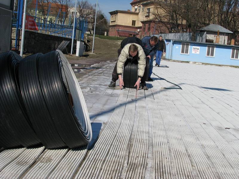 Po více než dvou měsících dělníci rozebírají znojemské kluziště