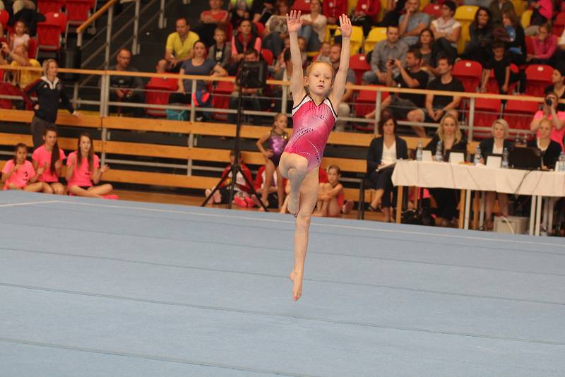 Znojmo poprvé pořádalo mistrovství republiky dívek a žen ve sportovní gymnastice ve výkonnostních stupních. Veronika Kubošná cvičí prostná.