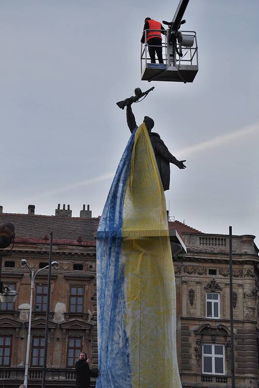 Protest proti válce dali najevo obyvatelé Znojma. Sochu rudoarmějce na Mariánském náměstí zahalili do barev Ukrajiny.