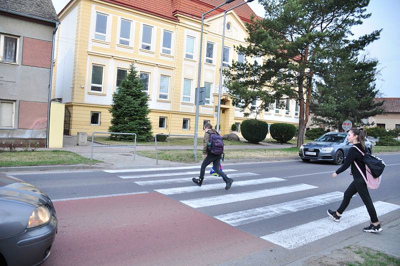 Dlouhou objížďku zavřené silnice I/53 u Znojma vedoucí přes Hevlín a Hrušovany nad Jevišovkou (na snímku)  řidiči téměř nevyužívají. Volí kratší trasu přes jiné obce.