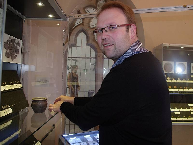 Historik Petr Eckl připravil ve znojemském muzeu výstavu starých mincí. Nazval ji Pecunia non olet, Peníze nepáchnou.