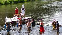 Stovky diváků se v neděli přišlo podívat na tradiční znojemskou Neckyádu. Na řeku vyplulo třináct origináních plavidel.