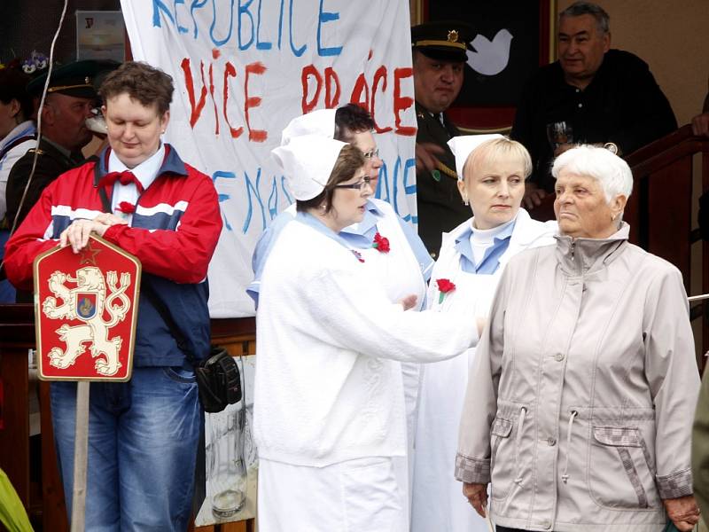 Časy mávatek a průvodů si před několika lety pravidelně připomínali pořadatelé recesistické oslavy prvního máje v Hnanicích.