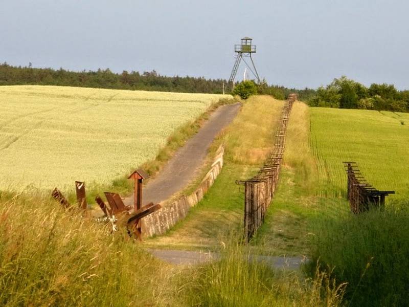 U Čížova přibyl další plot z ostnatého drátu. Celý skanzen má ještě věrohodněji připomenout komunisty rozdělený východní blok od kapitalistického západu.