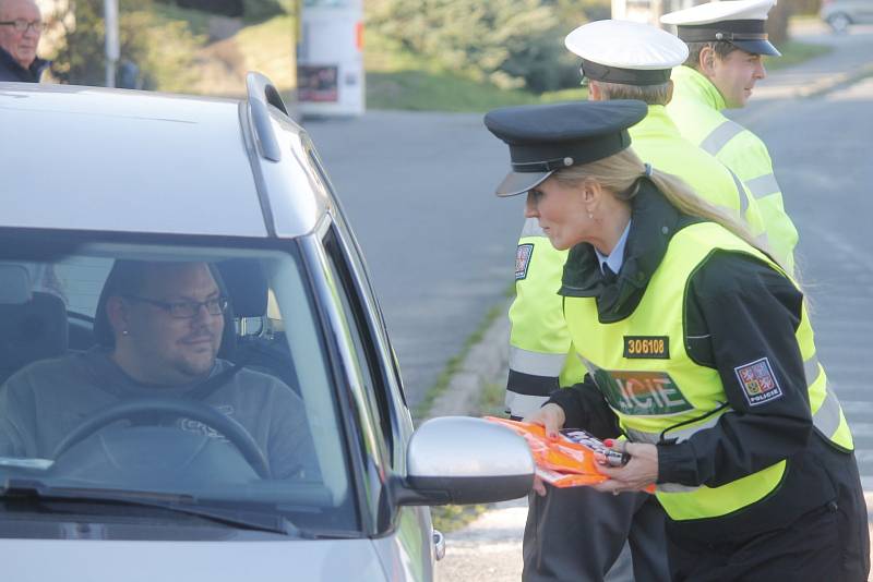 Na povinnost mít od 1. listopadu obuté zimní pneumatiky, ale také na čistotu registračních značek a funkčnost osvětlení auta v zimním období, upozorňovali v pondělí znojemští policisté.