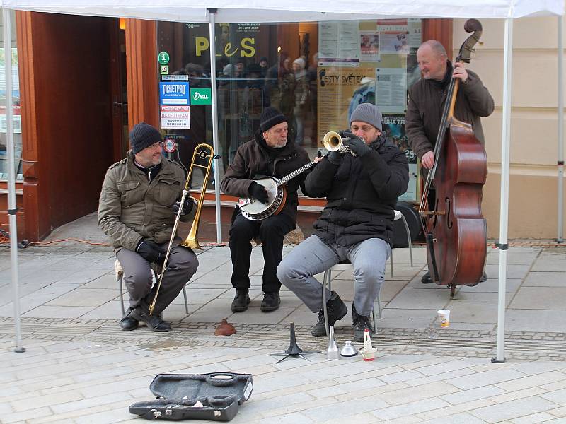 Mrznoucí jazz pod znojemskou radniční věží v podání Kouda's Quartet.