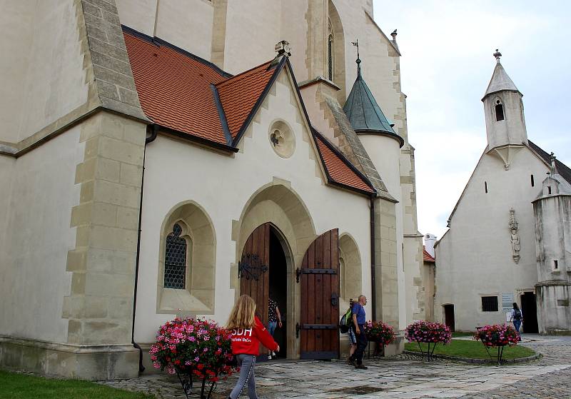 Vzkazy dětí Pánu Bohu vystavuje v Mikulášském kostele ve Znojmě děkan Jindřich Bartoš.