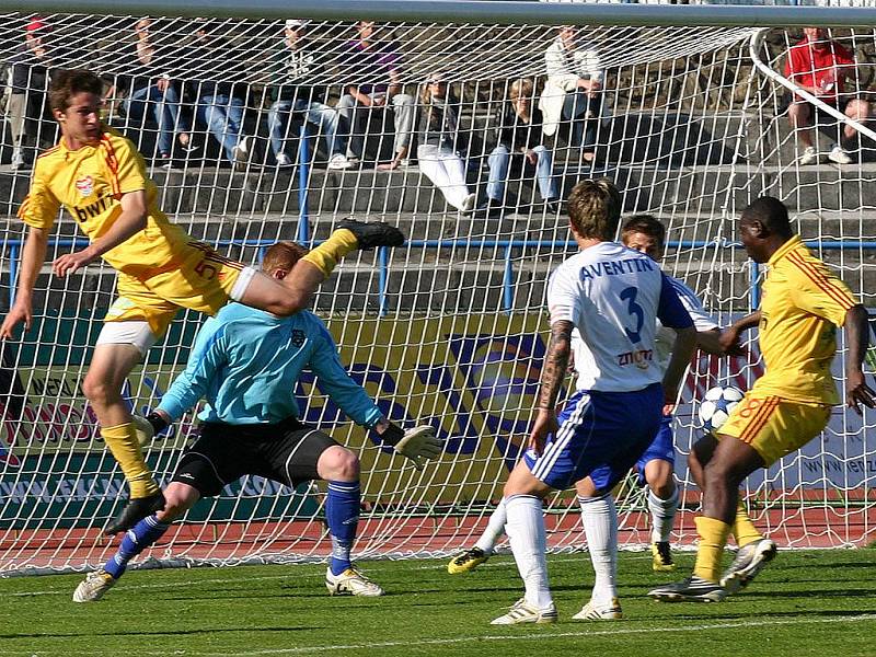 Pražská Dukla potvrdila na hřišti znojemských fotbalistů vedoucí postavení v tabulce. Do sítě domácího celku vstřelila tři góly a žádný neobdržela. 