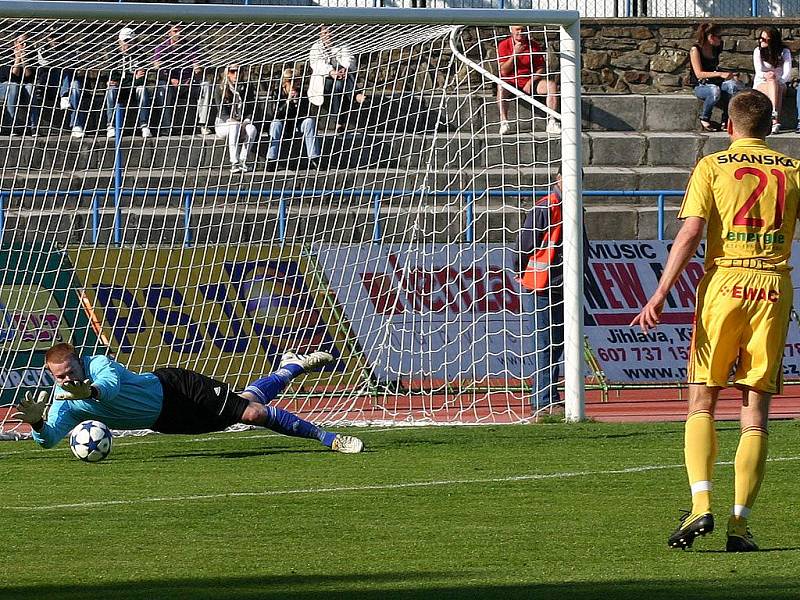 Pražská Dukla potvrdila na hřišti znojemských fotbalistů vedoucí postavení v tabulce. Do sítě domácího celku vstřelila tři góly a žádný neobdržela. 