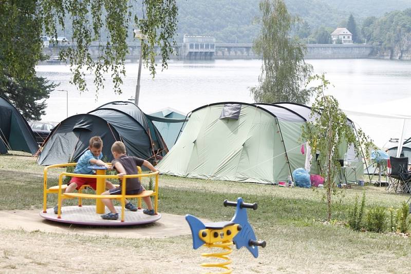 Camping Vranovská pláž byl v parných červencových dnech zcela obsazen turisty.