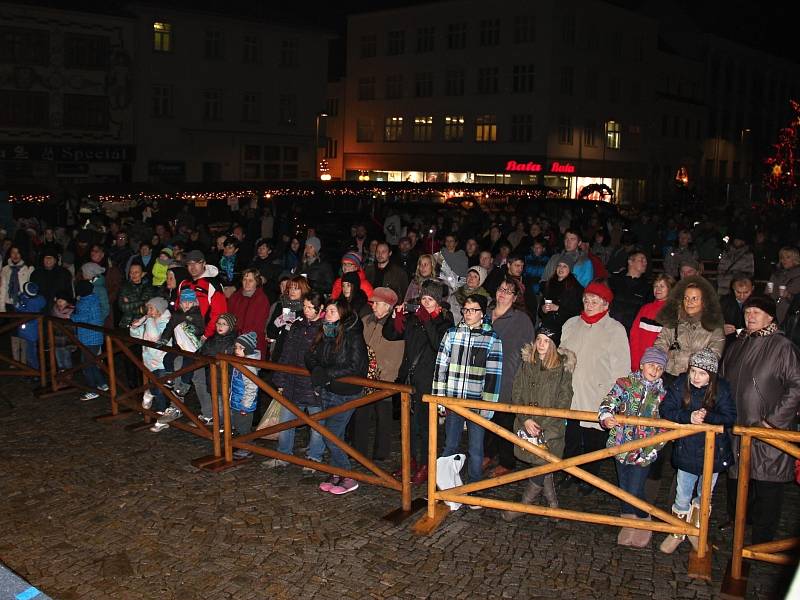 Na znojemském Horním náměstí se sešlo na dvě stě lidí.