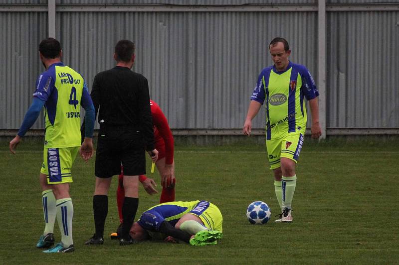 Fotbalisté divizních Tasovic ve středu na domácím pažitu porazili Lanžhot 2:1.