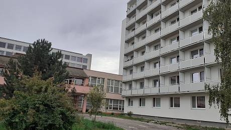 Část domu s nájemními byty pro penzisty ve Vančurově ulici ve Znojmě prošla rekonstrukcí.