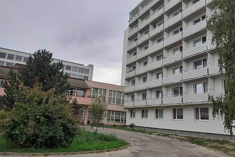 Část domu s nájemními byty pro penzisty ve Vančurově ulici ve Znojmě prošla rekonstrukcí.