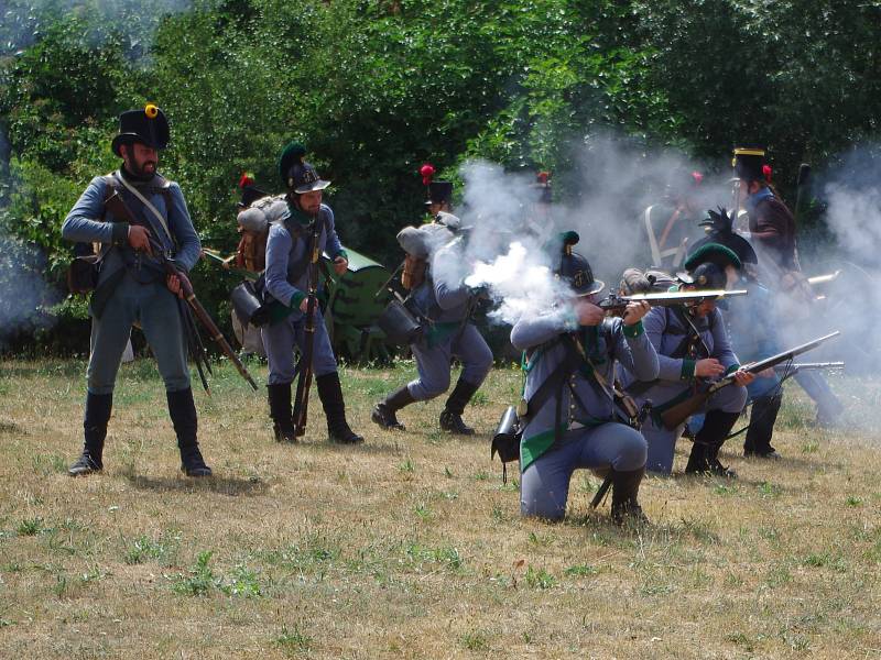 Na tři sta příznivců vojenské historie v rakouských a francouzských uniformách předvedlo ukázky z napoleonské bitvy u Znojma v roce 1809.