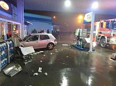 Do čerpací stanice v Pražské ulici ve Znojmě naboural řidič pod vlivem alkoholu.