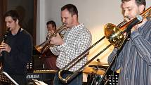 Znojemští Jazz Hunters odstartovali JazzFest Znojmo v hotelu Bermuda. Hostem byl Marek Rejhon z Kladna, který zahrál na kytaru, banjo a hosty bavil řadou historek z muzikantského prostředí dvacátých a třicátých let minulého století. 