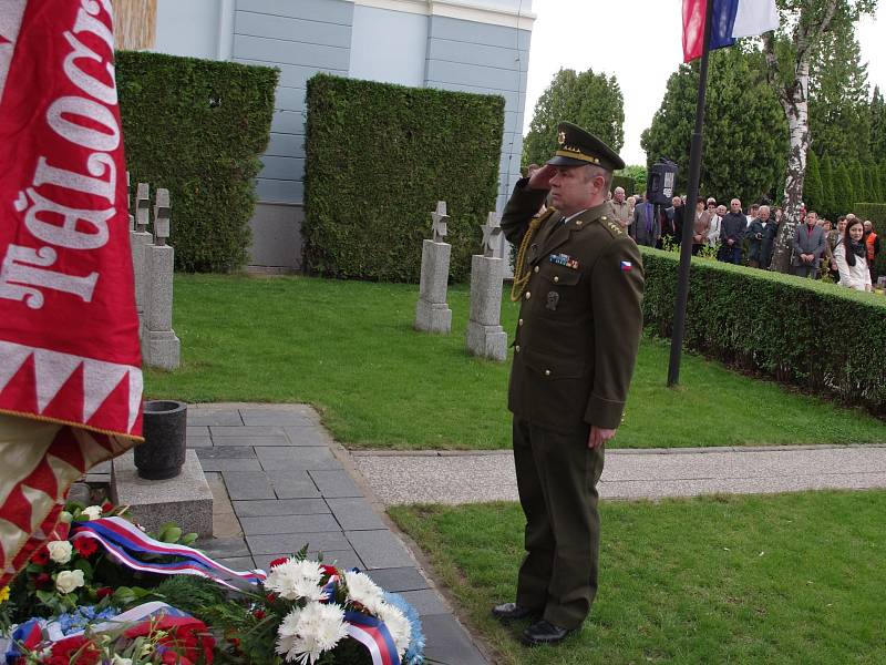 Sadmdesát let od konce druhé světové války si připomněli účastníci tradičního pietního aktu na znojemském ústředním hřbitově.