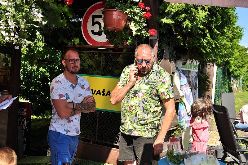 S velkými obavami a podporou sousedů očekávala v pondělí 12. července ráno rodina Petra Pelána na Pražské ulici ve Znojmě demoliční četu exekutora. Na poslední chvíli poslal odklad bourání o patnáct dnů. O legalizaci stavby žádají majitelé 10 let.