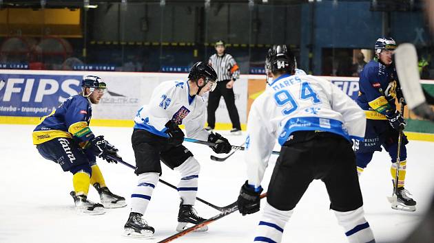 Znojemští hokejisté (v bílém) nastoupili ve 29. kole Chance ligy proti Zlínu ve speciálních dresech. Ty odkazují na premiérovou sezonu Orlů ve 2. lize v ročníku 1994/1995.