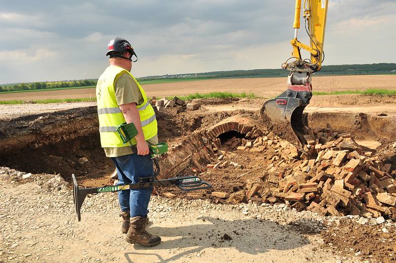 Pyrotechnik Petr Dostál má oči na stopkách. S detektorem kovů se snaží nevybuchlou munici pod rekonstruovanou silnicí I/53 u Znojma.