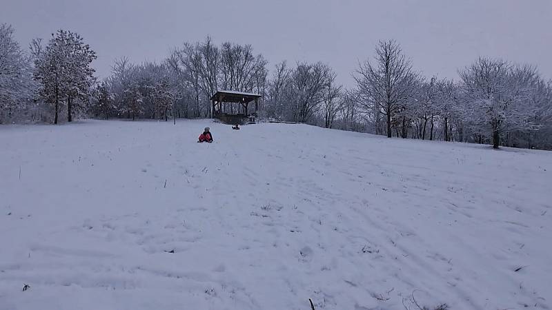 Ranní překvapení čekalo v neděli ráno na Jihomoravany při pohledu z okna. Krajina se zahalila do sněhové nadílky vysoké až pět centimetrů.