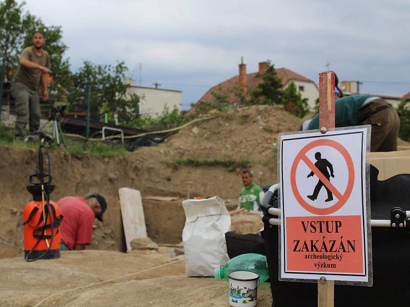 Veliký železný kotel o objemu sedmdesát až sto litrů našli na stavbě budoucí garáže ve znojemské městské části Hradiště archeologové pod vedením Davida Humpoly.