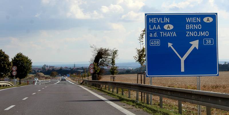 Před Znojmem se řidič musí rozhodnout: Na Znojmo, Brno a Vídeň doprava, na Hevlín a Laa an der Thaya nebo jen do Přímětic doleva.