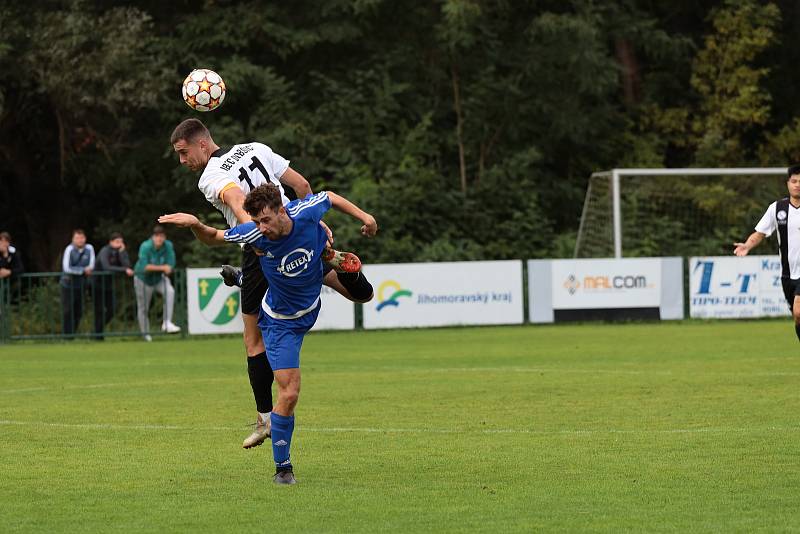 Fotbalisté Dobšic (bílí) přivítali v okresním derby 1. A třídy skupiny A  tým Moravského Krumlova, kterému podlehli 0:2.