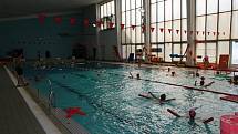 Děti ze základní školy JUDr. Josefa Mareše ve Znojmě si v úterý dopoledne užívaly lekci plavání v lázních.