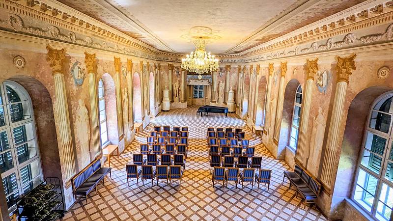 Uherčický zámek se vrací k někdejší nádheře. Příchod do Velkého sálu vám vezme slova. Sál je dílem Antona Ortnera, vídeňského dvorního divadelního architekta.