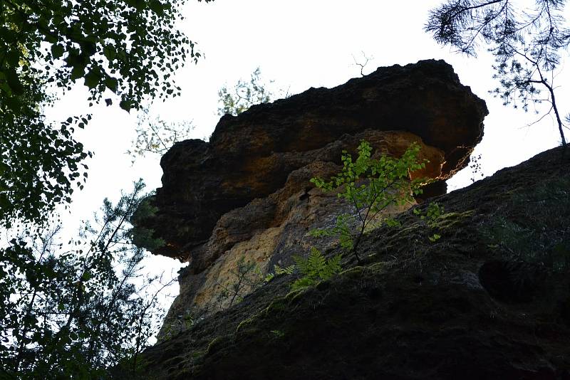 Nedaleko hradu Kokořína najdou výletníci oblíbený skalní útvar Pokličky.