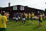 Lesoničtí fotbalisté (v modrém) sehráli druhou zářijovou neděli derby B-skupiny IV. třídy na hřišti sousedních Petrovic. Na zápas, v němž nakonec hosté padli 1:2, vyrazili dálkovým autobusem.