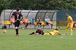 Prohru 2:4 přineslo utkání 22. kola 1.A třídy skupina FK Znojmo (v tmavém) - TJ Sokol Dobšice.