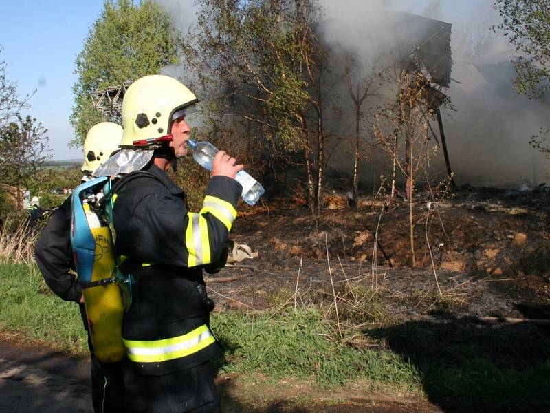 Požár v areálu bývalé vojenské střelnice u Mašovic.
