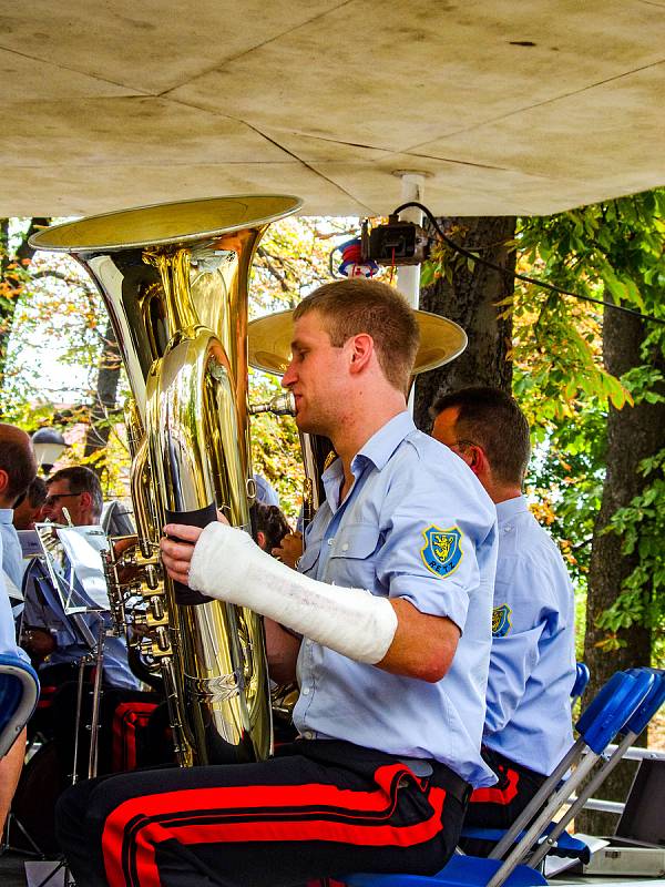 Eleganci někdejších společenských vycházek, korzování v Horním parku, připomněl v neděli tradiční promenádní koncert Okrašlovacího spolku.