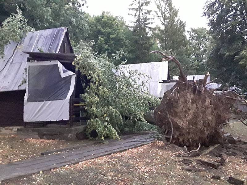 Bouřka působila škody na jižní Moravě, hasiči vyjeli k padesáti událostem.