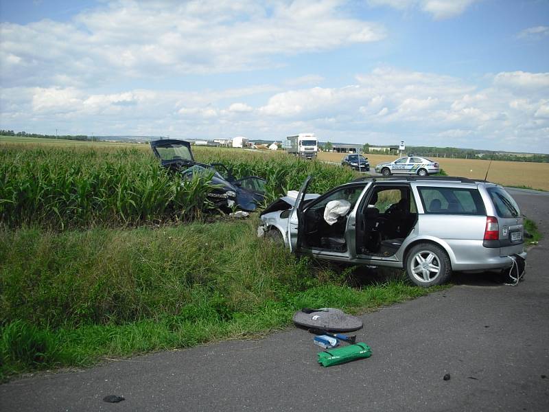 Při nehodě na Znojemsku zemřeli dva lidé, tři se zranili.