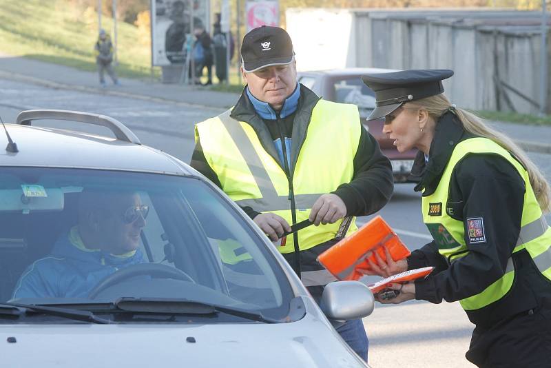Na povinnost mít od 1. listopadu obuté zimní pneumatiky, ale také na čistotu registračních značek a funkčnost osvětlení auta v zimním období, upozorňovali v pondělí znojemští policisté.