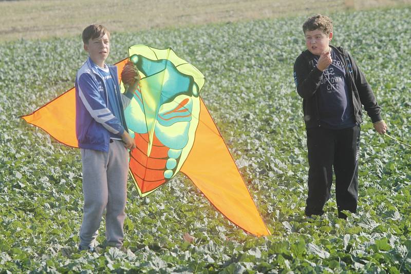 Sice moc nefoukalo, ale děti i dospělí se bavili. Podzim vítali v Jevišovicích tradiční Drakiádou.