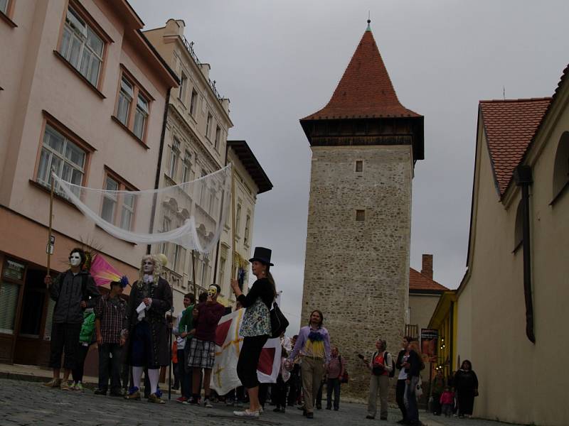 Hudební festival Znojmo byl oficiálně zahájený. Král Ludvík XIV. společně s průvodem hudebníků prošli centrem města.