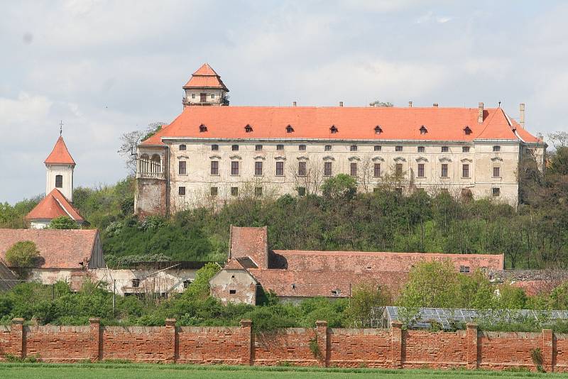 Monumentální jaroslavický zámek ze 16. století.