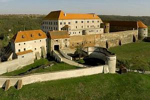 Středověky hrad Dolní Kounice, později přestavěný na zámek.