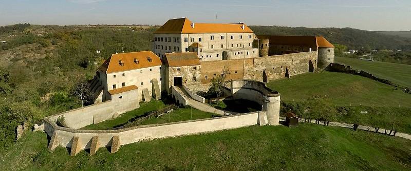 Dříve hrad, dnes zámek Dolní Kounice nabízí současný vlastník k bydlení, zvažuje i prodej.