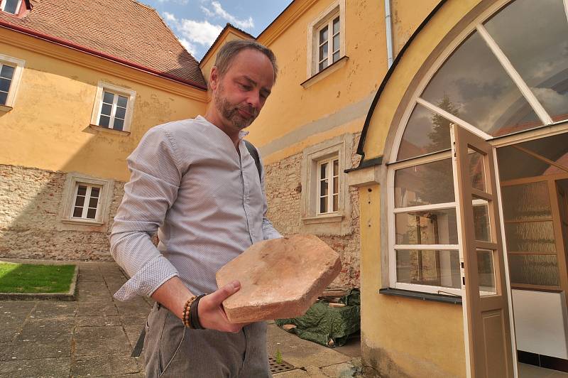 Rotunda z poloviny jedenáctého století. To je nejvýznamnější nález archeologů v kostele sv. Hippolyta na Hradišti ve Znojmě. Svými rozměry ji nepředčí žádná rotunda na Moravě ani v republice.