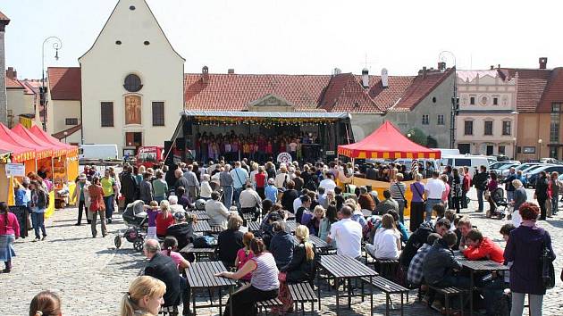 Velikonoční trhy začaly v pondělí na Masarykově náměstí. 