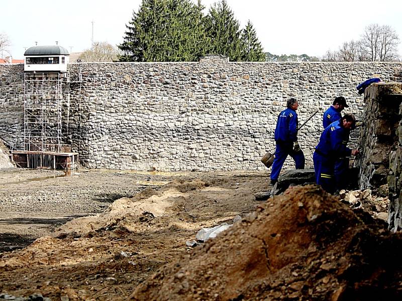 Čištění jevišovické přehrady pokračuje v těchto dnech opravou zpevňujících zdí i samotné hráze. Hotovo má být do konce dubna.